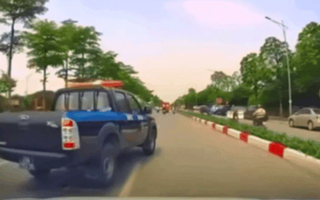 Xác minh ô tô biển xanh liên tục "tạt đầu", chửi bới tài xế xe khác trên đường