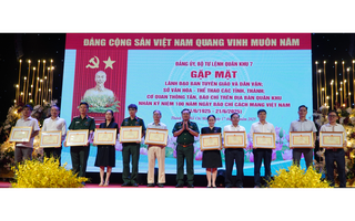 Quân khu 7 trao bằng khen cho các tập thể, cá nhân xuất sắc trong phối hợp tuyên truyền