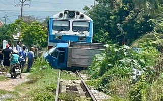 Tài xế xe tải thoát nạn hi hữu sau cú tông của tàu hỏa