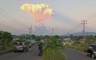 Núi lửa Indonesia phun trào, nhiều chuyến bay bị hủy