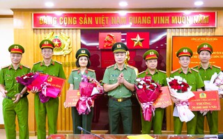 Tân Giám đốc Công an tỉnh Thanh Hóa trao thưởng cho các đơn vị có thành tích xuất sắc