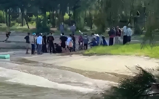 Ba anh em ruột bị đuối nước ở biển Vũng Chùa