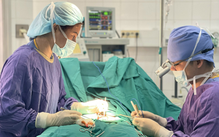 Nam sinh 15 tuổi phải cắt bỏ tinh hoàn sau những cơn đau ở vùng kín