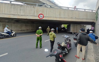 Vụ ô tô biển xanh đè 2 xe máy: Vấn đề pháp lý