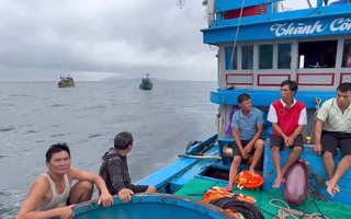 Tàu cá Quảng Ngãi cùng 11 người bị chìm trên biển