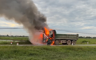 VIDEO: Xe ben bất ngờ bốc cháy khi đang chạy trên đường, tài xế nhảy khỏi cabin thoát thân