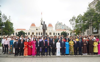 Đoàn lãnh đạo, đại biểu, báo chí TP HCM dâng hoa tưởng niệm Chủ tịch Hồ Chí Minh