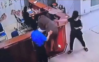 VIDEO: Nữ điều dưỡng bị một người đàn ông hành hung tại bệnh viện