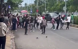 Đánh nhau náo loạn trước cổng bệnh viện, 1 người được... khiêng vào viện
