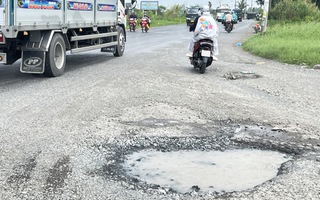 Quốc lộ qua 4 tỉnh miền Tây chi chít "ổ gà"