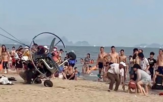 Dù lượn gắn động cơ cất cánh bất thành, lao vào du khách tắm biển ở Bãi Cháy