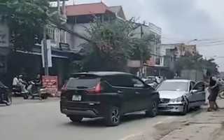 VIDEO: Tài xế Xpander dùng xe mình "ghìm" xe Mercedes có tài xế bất tỉnh trên ghế lái