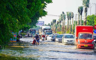 Hình ảnh kẹt xe nghiêm trọng gần chân cầu Cỏ May, TP Vũng Tàu