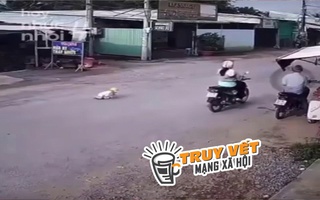Phẫn nộ cảnh mẹ bỏ con 18 tháng tuổi giữa đường đông xe cộ