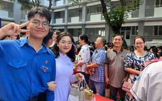 Giấu thầy hiệu trưởng, học sinh tạo bất ngờ cho cả trường