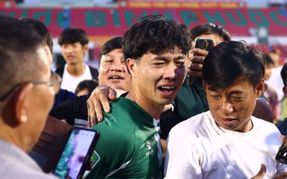 Công Phượng chật vật thoát khỏi người hâm mộ sau trận thắng quyết định