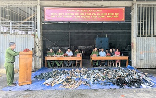 “Ớn lạnh” số công cụ hỗ trợ và vũ khí thô sơ thu được ở An Giang