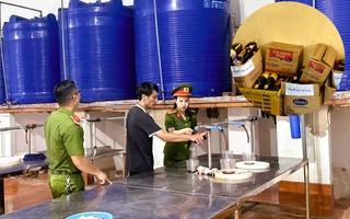 Công an kiểm tra công ty có ngàn chai nước mắm vứt bỏ ở Quảng Nam