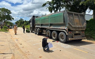 Tai nạn giữa xe đạp điện và đầu kéo, 2 em nhỏ tử vong