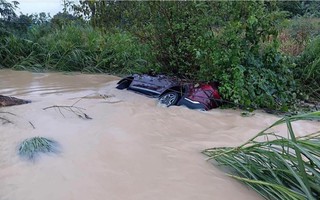 Xe ô tô chở nhiều người bị nước lũ cuốn trôi khi đi qua đập tràn