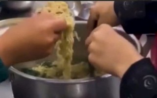 Thông tin mới vụ 11 học sinh ăn 2 gói mì tôm chan cơm