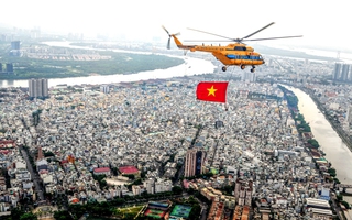 Loạt ảnh cờ Tổ quốc, cờ Đảng bay trên bầu trời TP HCM