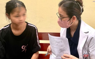 Bà mẹ đưa con gái đi khám bệnh bị lừa sạch tiền khi đang chờ đến lượt