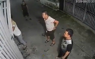 Pháp lý vụ phá cửa nhà hàng xóm do bị nhắc nhở hát karaoke