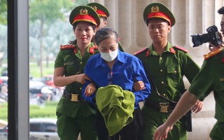 Cựu bí thư tỉnh ủy Hoàng Thị Thúy Lan cùng các bị cáo đến tòa bằng xe đặc chủng và xe 29 chỗ