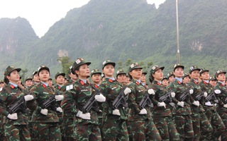 Ngắm các nữ chiến sĩ quân đội xinh đẹp luyện tập diễu binh, diễu hành