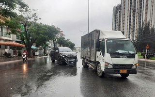 Nỗi vất vả trên nhiều tuyến đường ngập ở TP Thủ Đức