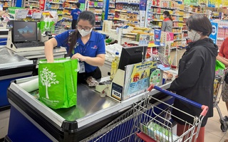 Khách hàng dùng túi môi trường, Co.opmart tặng ngay rau củ
