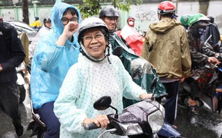 Không ngại mưa to, phụ huynh ở TP HCM vẫn bám trụ trước điểm thi chờ con