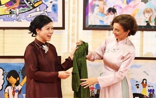 Phu nhân Tổng Bí thư mời Tổng Giám đốc UNESCO thưởng thức tiệc trà