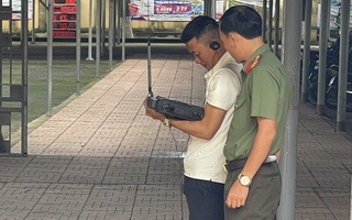 Công an rà sóng lạ để tránh xâm nhập khu vực thi tốt nghiệp THPT
