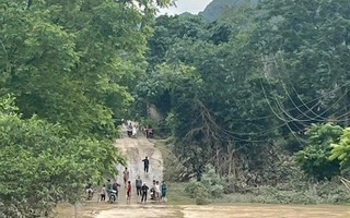 Đi qua ngầm trên đường về nhà, hai bố con bị nước cuốn mất tích