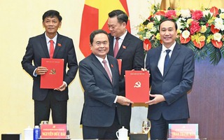 Chủ tịch Quốc hội Trần Thanh Mẫn trao các quyết định về công tác cán bộ