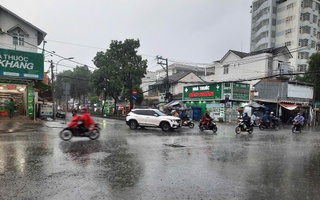 Nhiều nơi ở TP HCM mưa lớn, gió giật mạnh