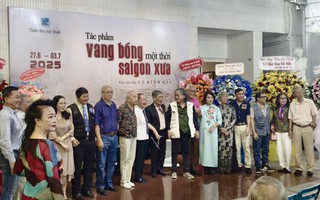 Đông người xem đến với triển lãm "Tác phẩm vang bóng một thời Sài Gòn xưa"
