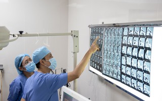 Bác sĩ giữ lại mắt cho người đàn ông bị hàng xóm đâm bằng đũa
