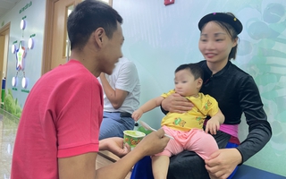 Cặp vợ chồng phụ hồ đón “phép màu” sau 10 năm hiếm muộn