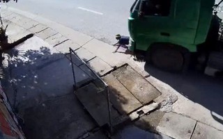 VIDEO: Qua đường bất cẩn, người đi xe máy bị xe đầu kéo tông