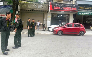 VIDEO: Hàng trăm cảnh sát khám xét nhà trùm giang hồ Vi "ngộ"
