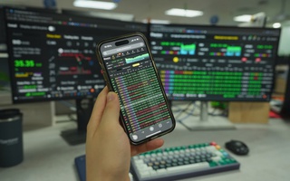 VN-Index áp sát 1.400 điểm, nhà đầu tư nên mua hay bán?