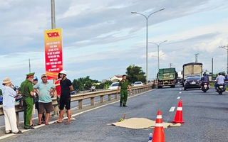 Đâm bạn gái rồi chạy ra đường, bị xe tông chết