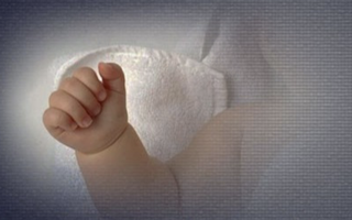 Bé gái 3 tháng tuổi bị người thân xâm hại, phải cấp cứu trong đêm
