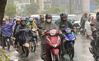 TP HCM: Gió rít mạnh, mưa như trút nước