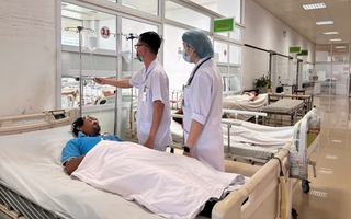 Cấp cứu 8 người ngộ độc sau khi ăn lẩu