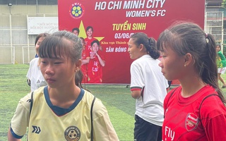 Cặp song sinh nức nở trong ngày tuyển sinh CLB nữ TP HCM