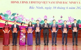 Ông Nguyễn Duy Ngọc trao quyết định của Bộ Chính trị chỉ định Bí thư Tỉnh ủy Bắc Ninh mới